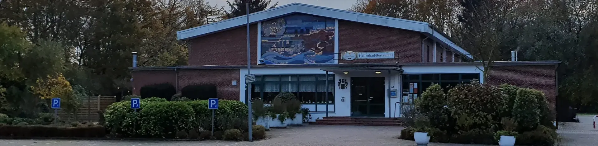 Das Hallenbad Wiesmoor an der Wittmunder Straße mit dem Wandbild über dem Eingang