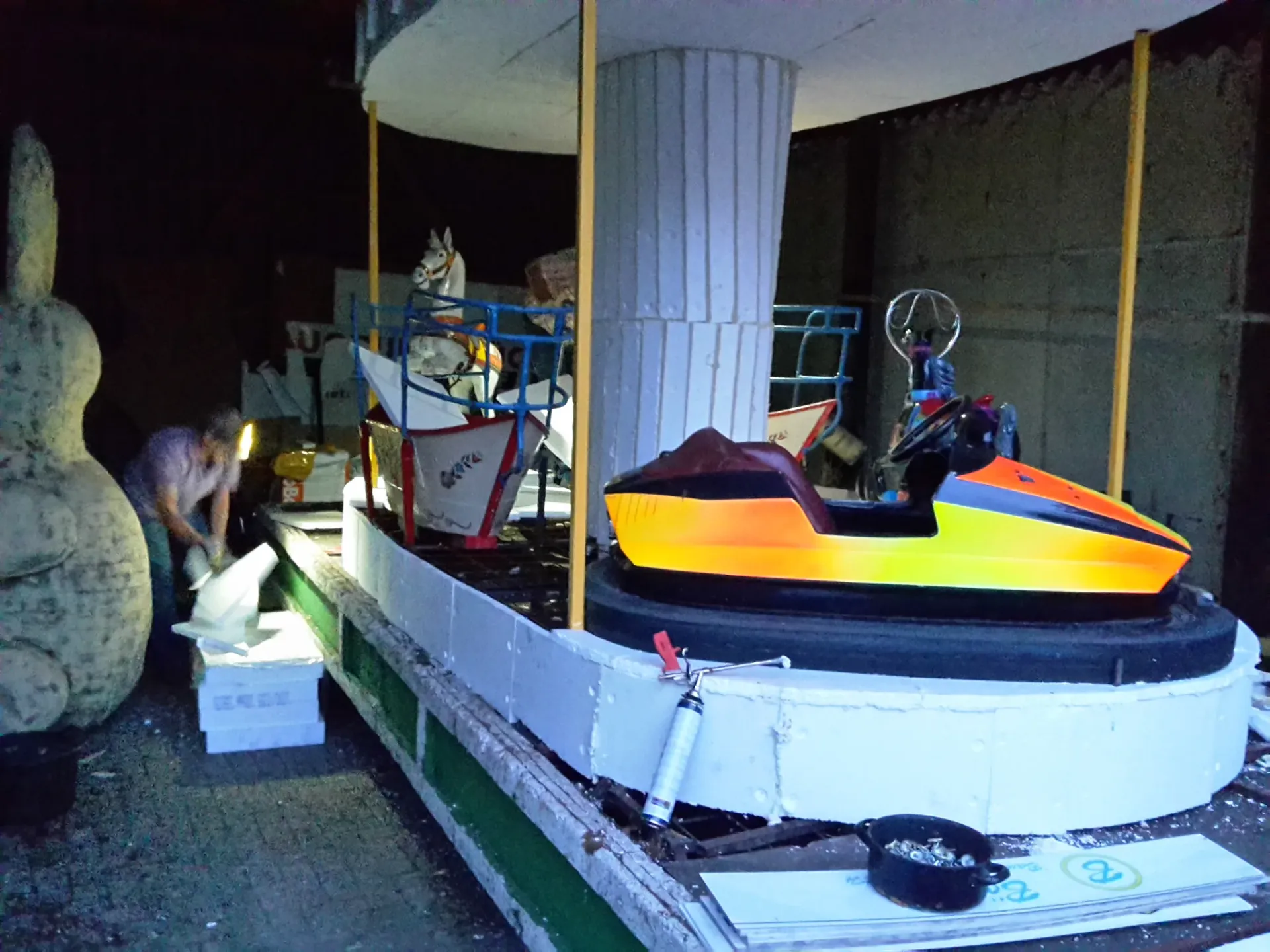 Der Wagen in der Halle, die Vorarbeiten fast abgeschlossen
