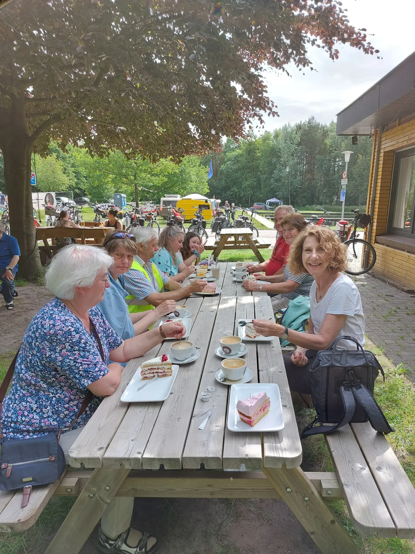 Kaffeepause an Picknicktischen bei der Radtour 2022