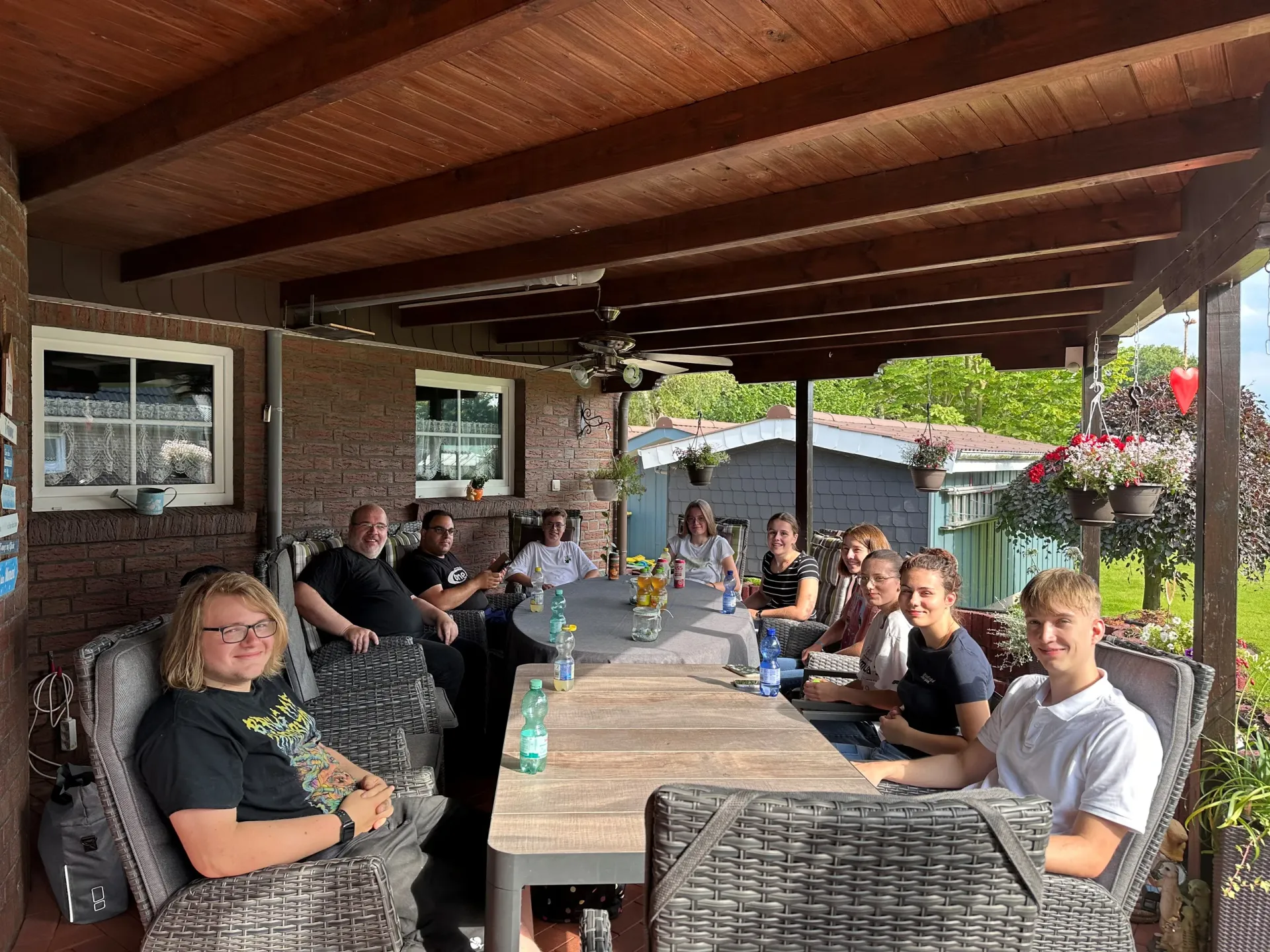 Die Gruppe am langen Tisch beim Grillen nach der Fahrradtour 2024