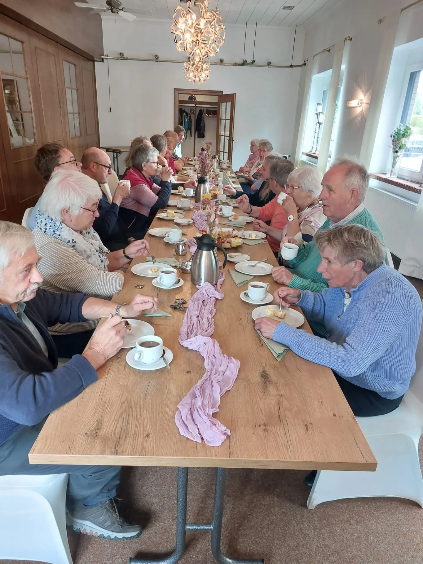 Die Montagabend-Gruppe beim Kuchenessen im Restaurant Bender